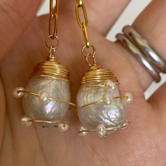 18KP baroque pearl earring hoop long dangling style - Picture 3 of 16